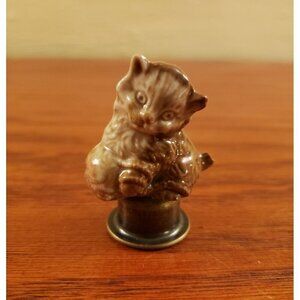 Lamp Finial Cat Kitten with Yarn Shade Topper Ceramic Wade England Vintage